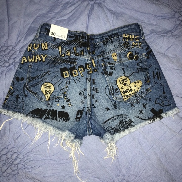 Rare Zara Graffiti Jean Shorts - Picture 4 of 7